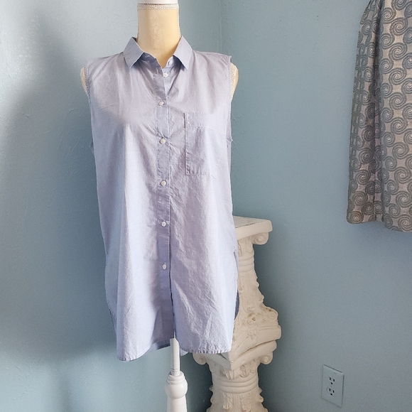 Madewell Tops - Madewell chambray sleeveless button shirt D19